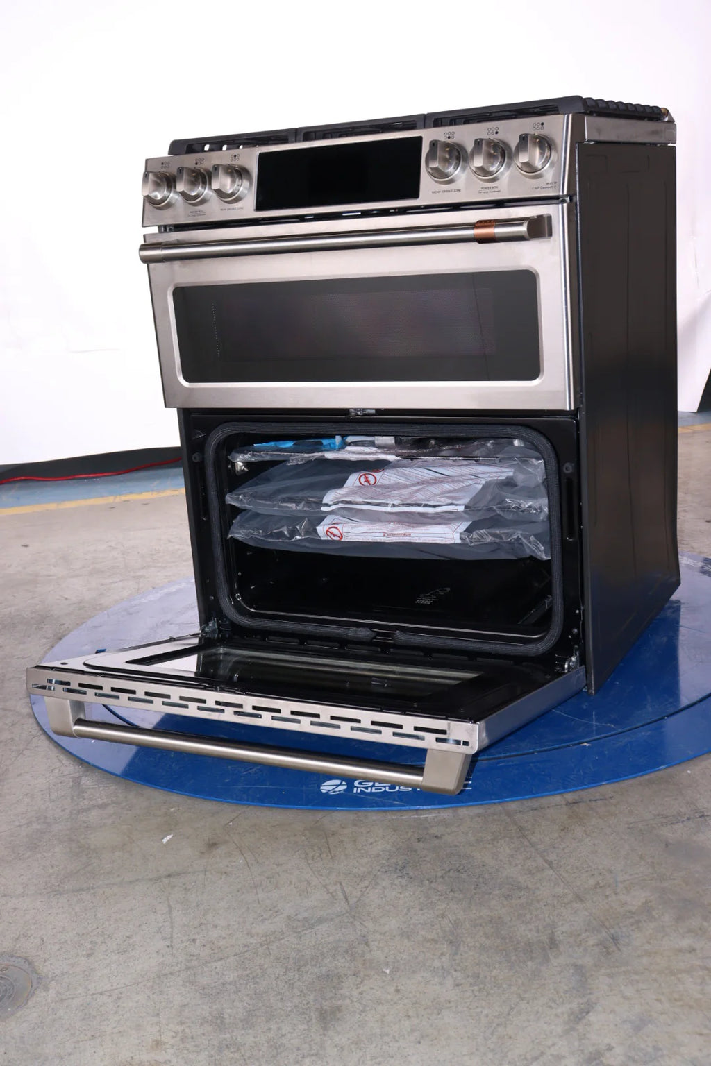 30 In. Slide-In Double-Oven Gas Convection Range M647